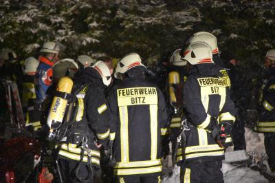 Bitz: Feuerwehr loescht Brand in Textilfabrik